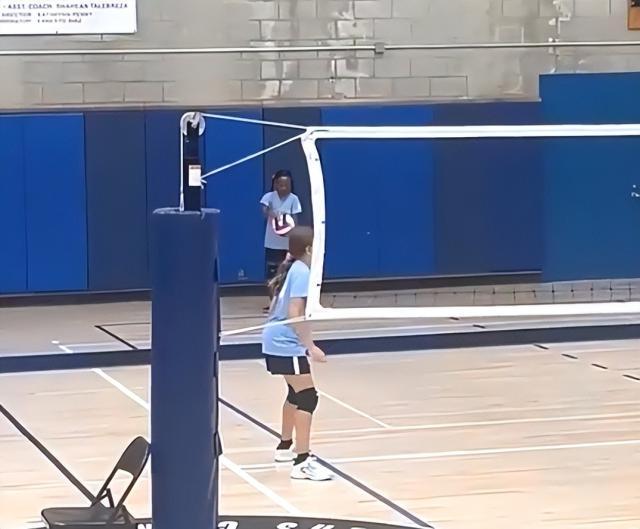 mk体育官网-天赋！詹皇9岁女儿打排球连续得分 老詹观战直乐