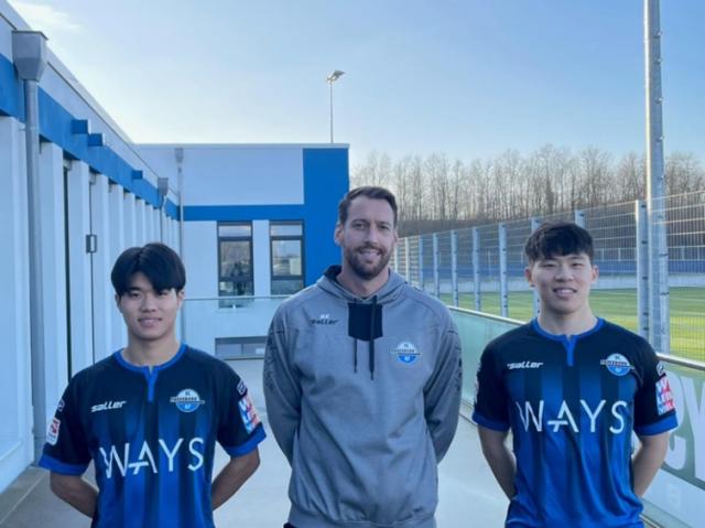 1644976009763058176.png 崔仁宇(左)与帕德博恩U21队领队克奈特、柳东完(右).png