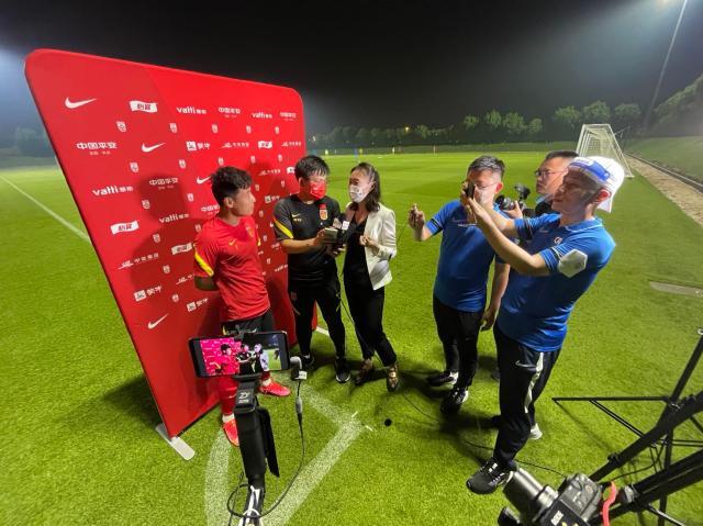 1640937062043054754.jpg 8-武磊抵达多哈与国足汇合后现场接受采访工作照.jpg