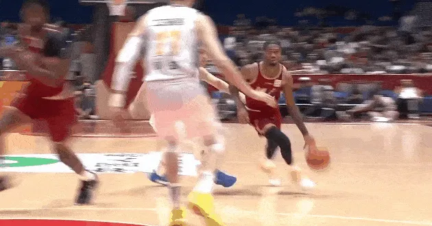 势大力沉！琼斯下顺起飞接球，在周琦头上完成双手空接暴扣