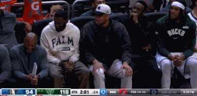 独行侠会做人！字母弟无球端被犯规罚球得分 两位哥哥替补席鼓掌